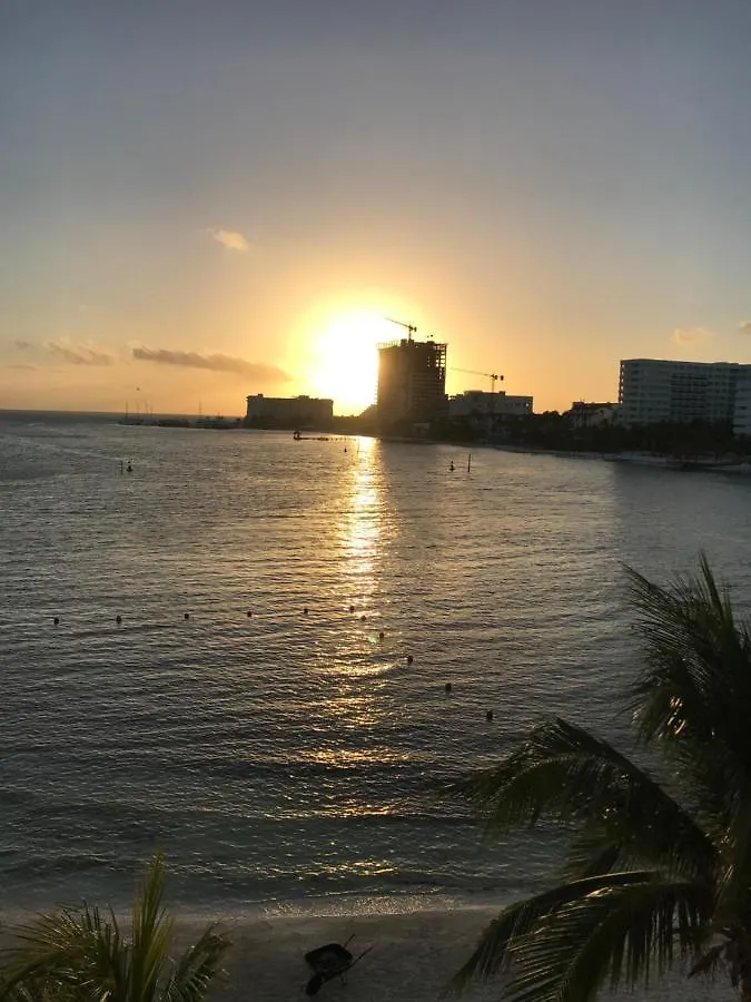 Appartamento Front Beach Private Room With Shared Bathroom Cancún