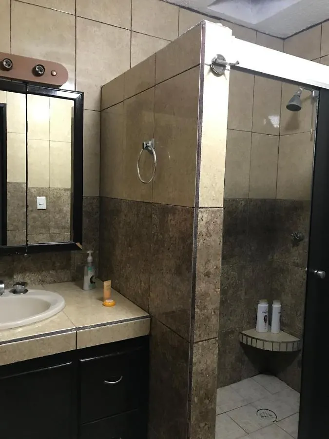 Appartamento Front Beach Private Room With Shared Bathroom Cancún