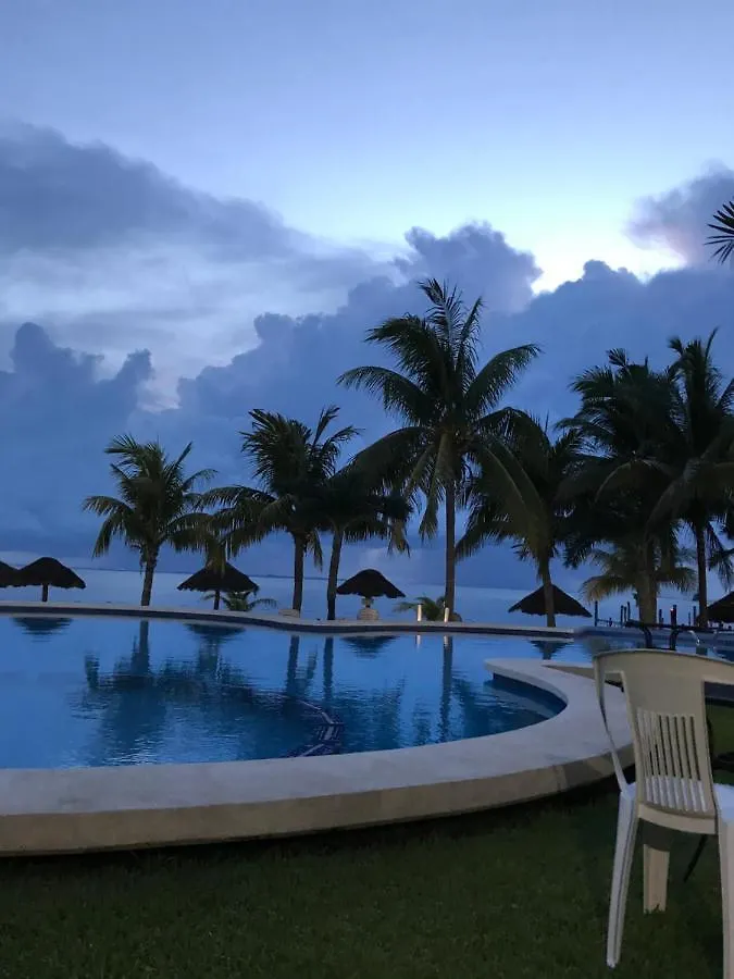 Front Beach Private Room With Shared Bathroom Cancún 0*,  Messico
