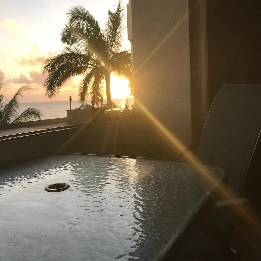 Front Beach Private Room With Shared Bathroom Cancún Mexico