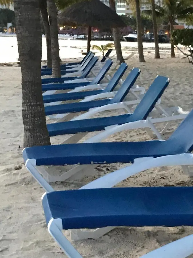 Front Beach Private Room With Shared Bathroom Cancún Appartamento