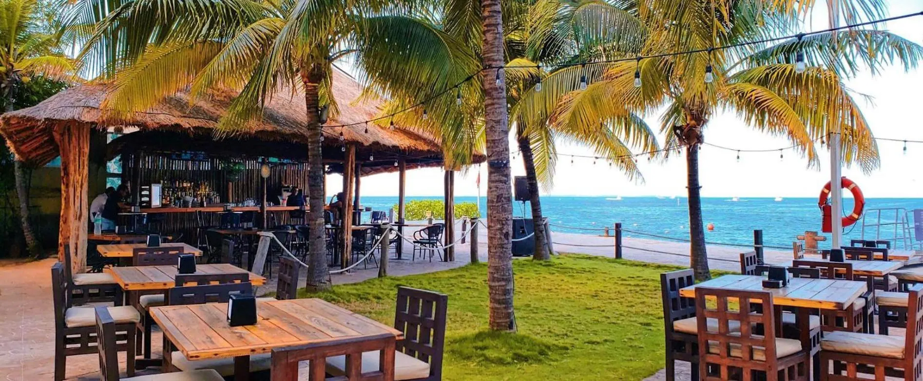 Front Beach Private Room With Shared Bathroom Cancún