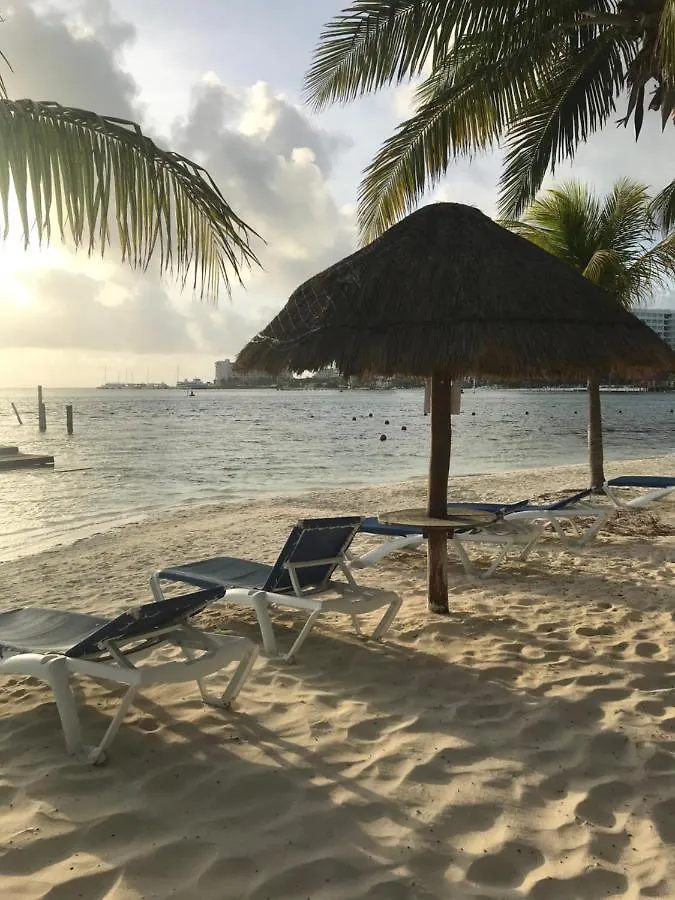Front Beach Private Room With Shared Bathroom كانكون المكسيك