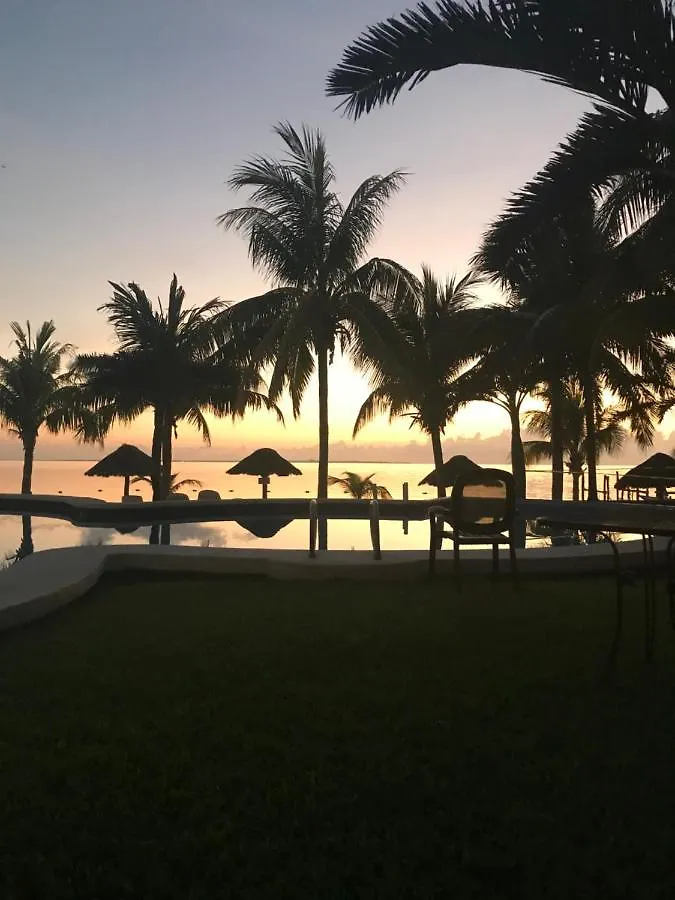 Apartamento Front Beach Private Room With Shared Bathroom Cancún