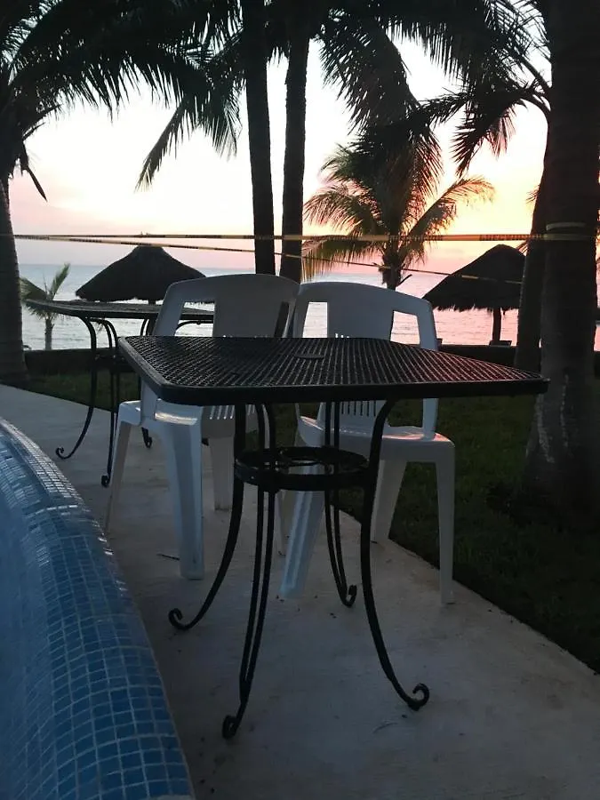 Front Beach Private Room With Shared Bathroom Cancún 0*,  México