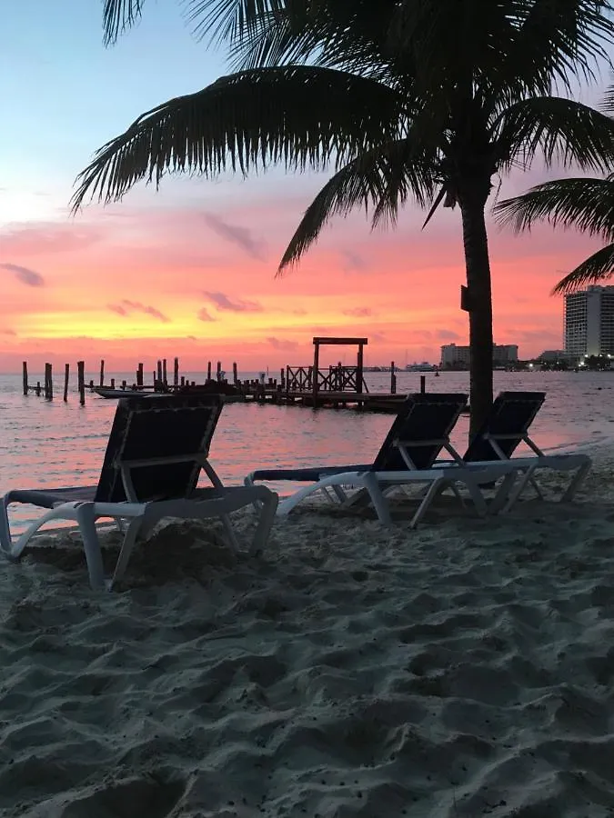 Front Beach Private Room With Shared Bathroom Cancún Apartamento