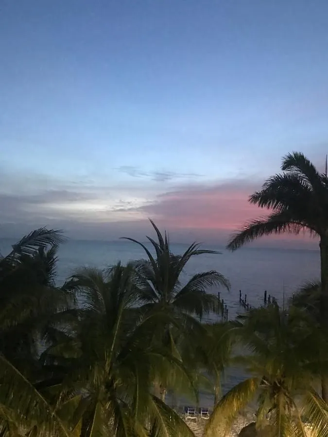 Front Beach Private Room With Shared Bathroom Cancún