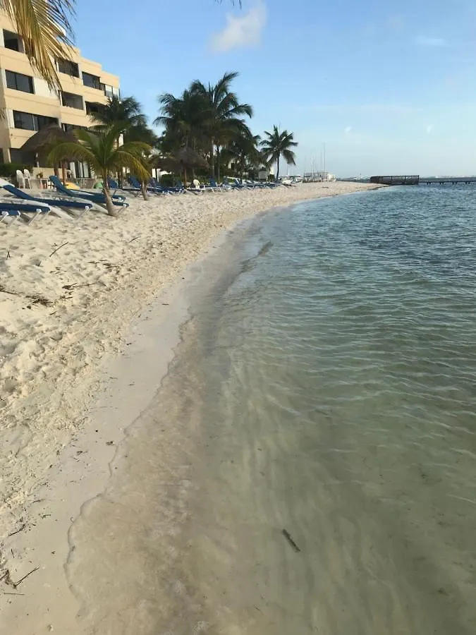 Apartamento Front Beach Private Room With Shared Bathroom Cancún México