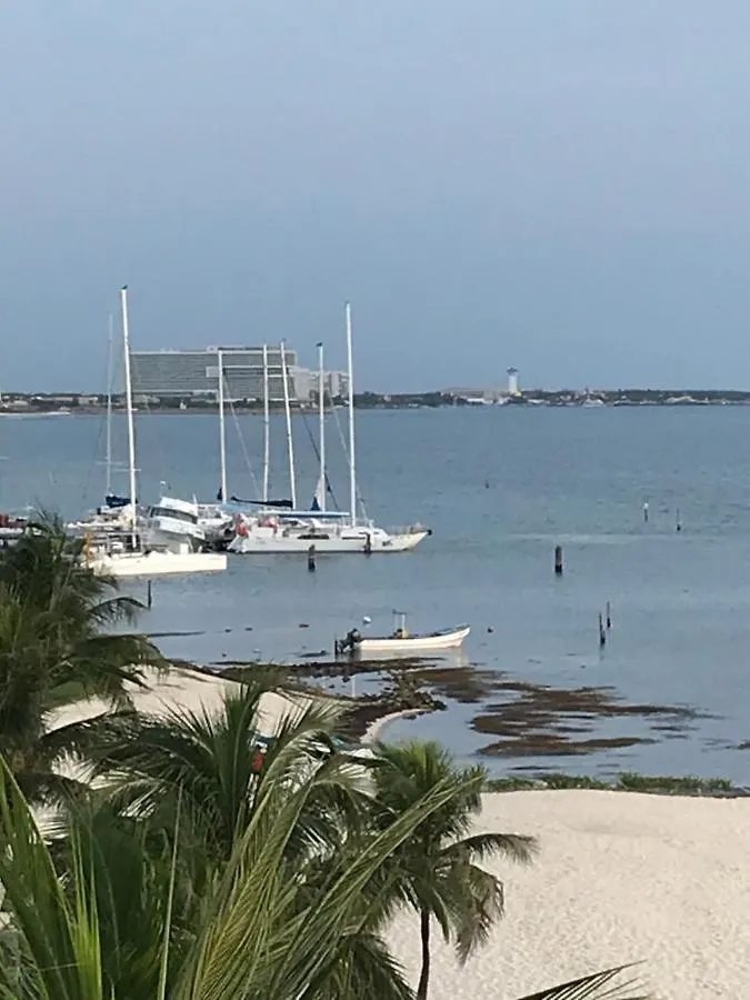 Apartamento Front Beach Private Room With Shared Bathroom Cancún