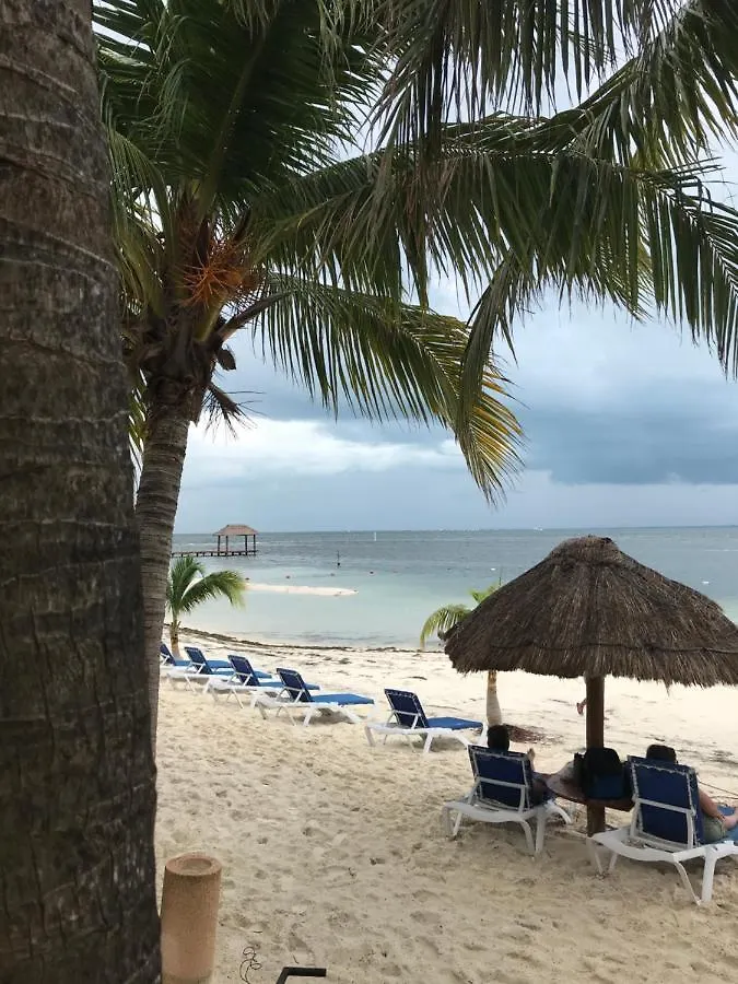 Front Beach Private Room With Shared Bathroom Cancún 0*,  México