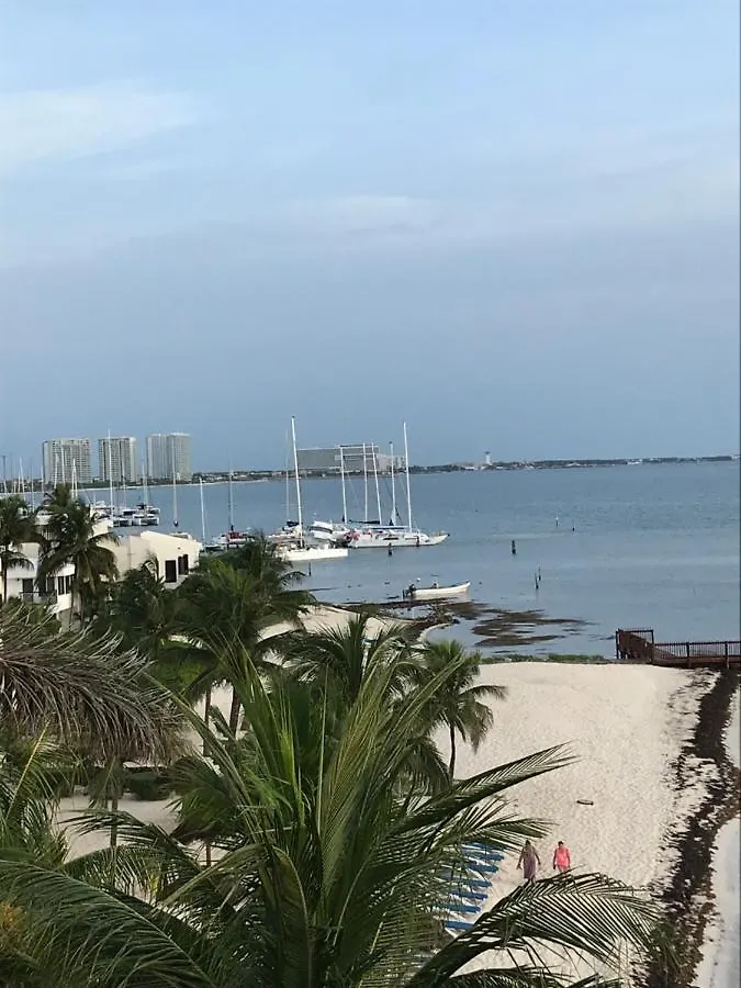 Apartamento Front Beach Private Room With Shared Bathroom Cancún