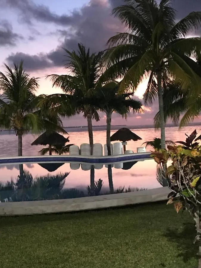Apartamento Front Beach Private Room With Shared Bathroom Cancún