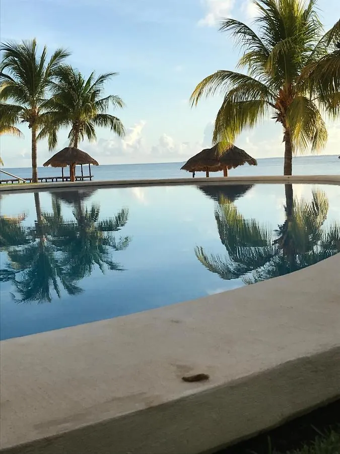 Front Beach Private Room With Shared Bathroom Cancún