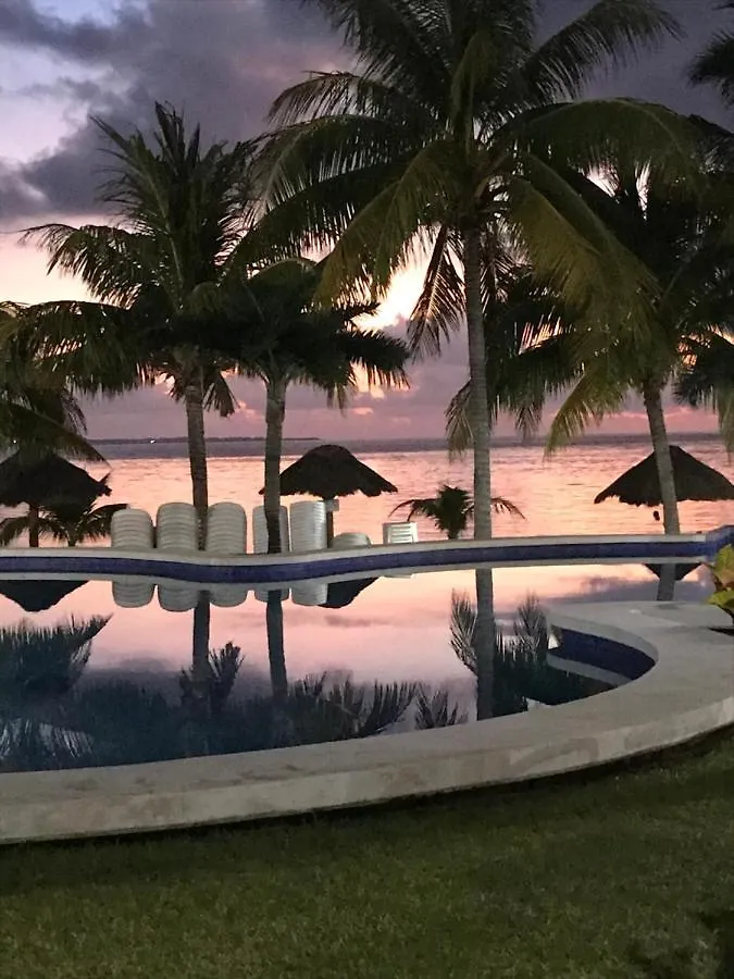 Front Beach Private Room With Shared Bathroom Cancún México