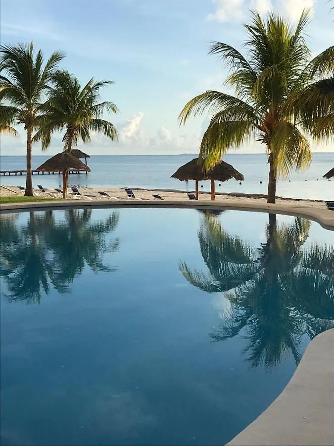 Front Beach Private Room With Shared Bathroom Cancun Apartment