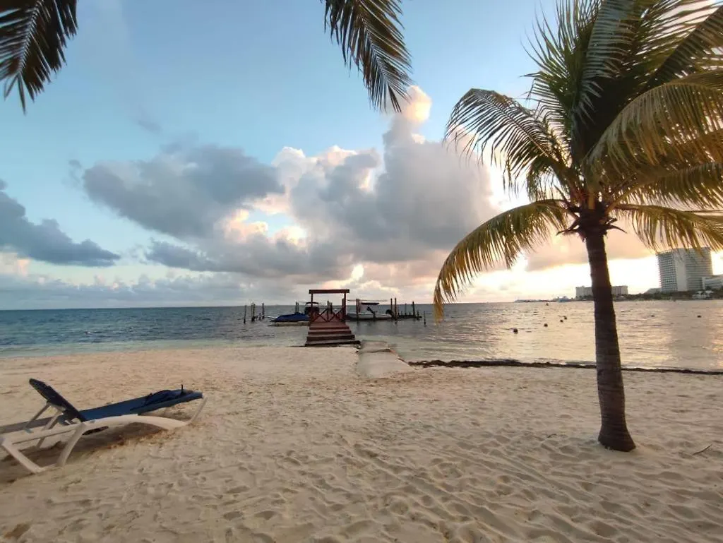 Front Beach Private Room With Shared Bathroom Cancún Apartamento