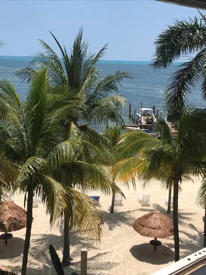 Apartamento Front Beach Private Room With Shared Bathroom Cancún