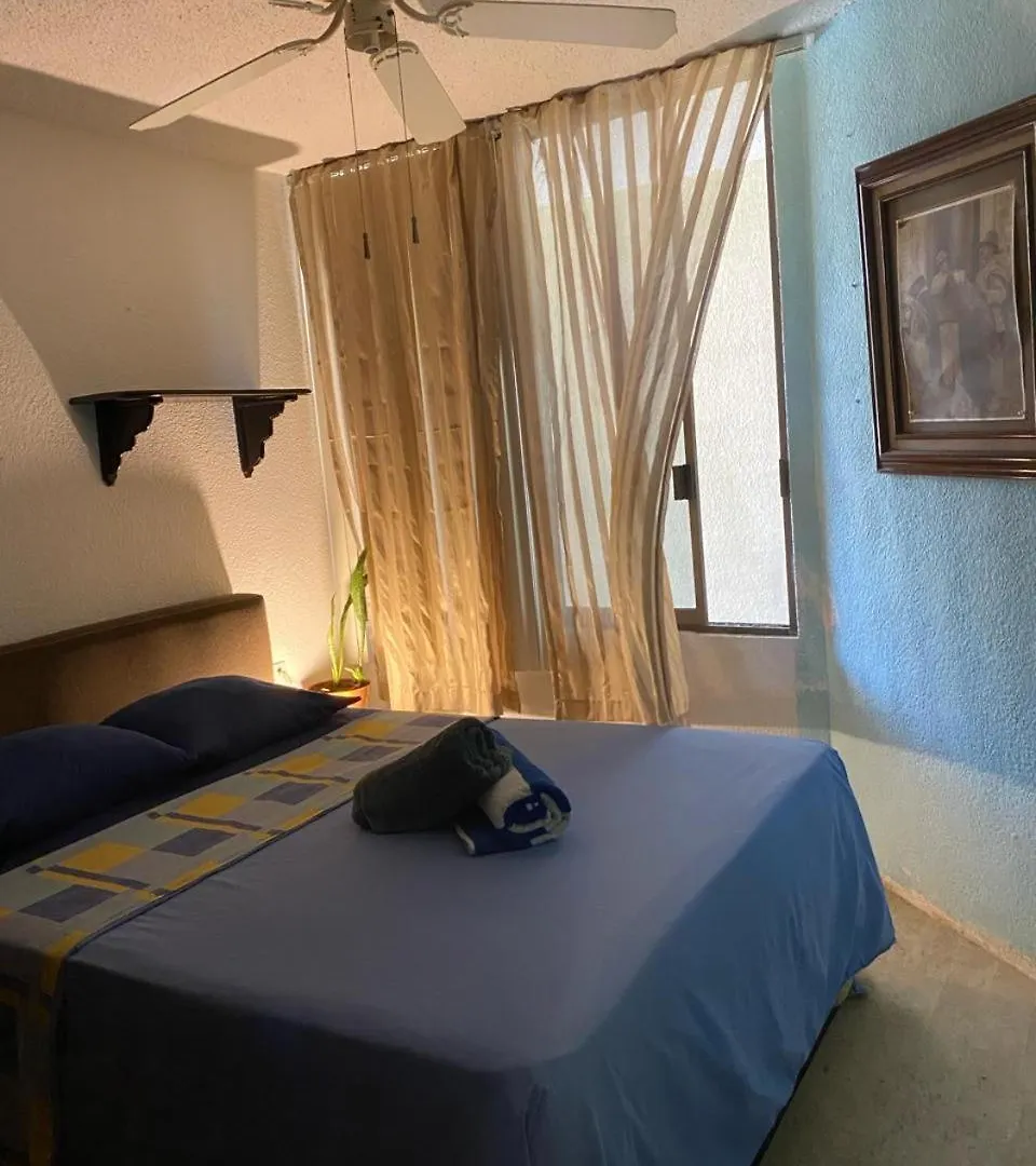 Front Beach Private Room With Shared Bathroom Cancún