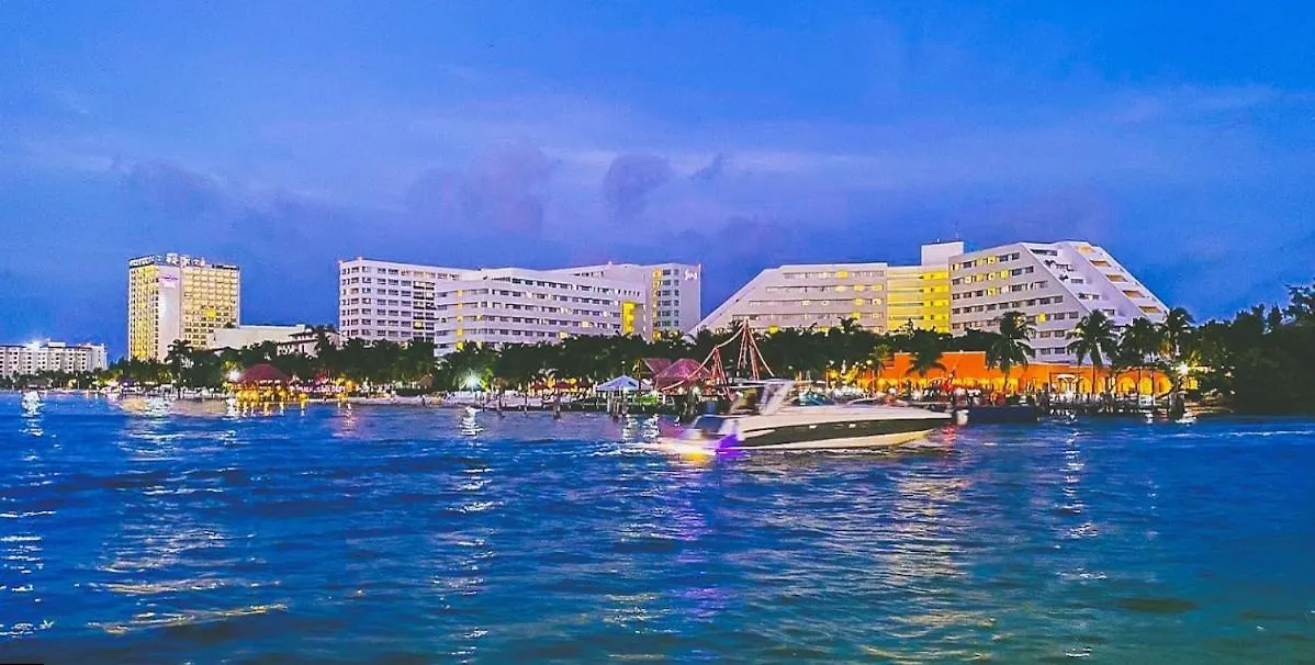 Front Beach Private Room With Shared Bathroom Cancún