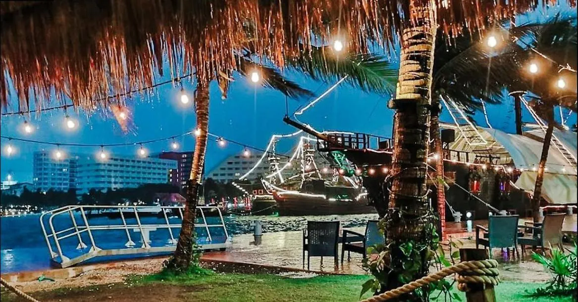 Front Beach Private Room With Shared Bathroom Cancún 0*,